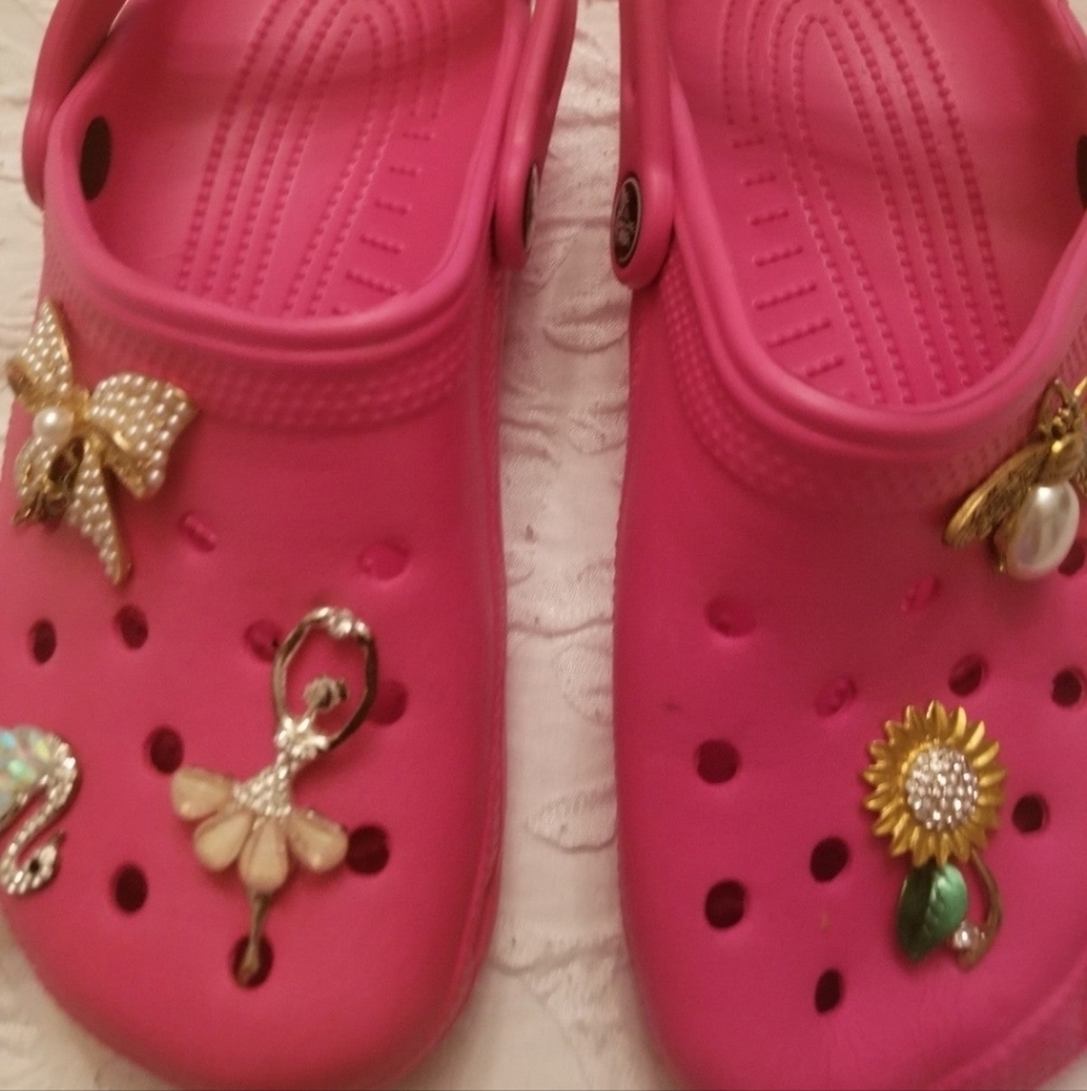 HP🔥🔥Crocs red woman sz 7 mens 5 w charms - Picture 6 of 6